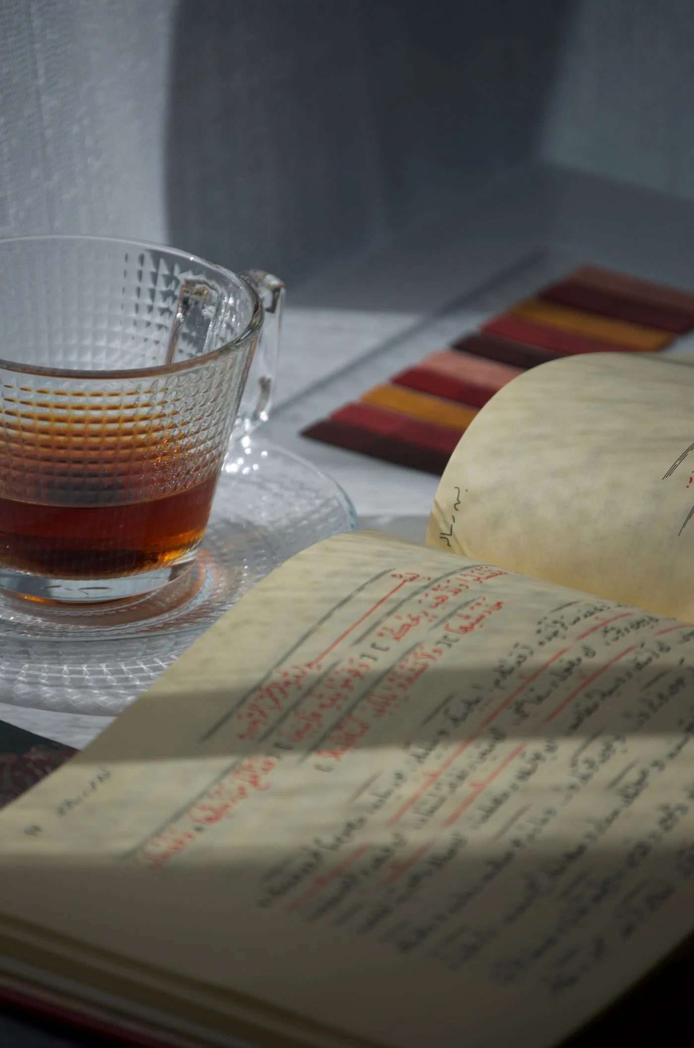 Té y un cuaderno en un momento de quietud